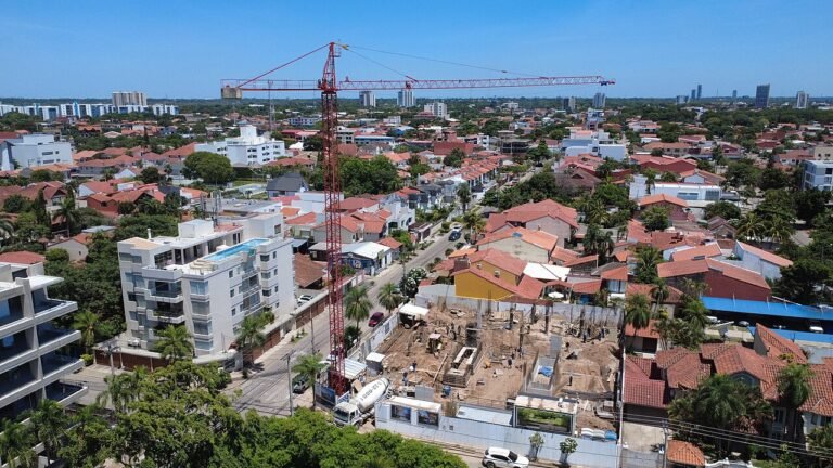 Obra en construcción con grúa en Las Palmas, Santa Cruz de la Sierra, Bolivia